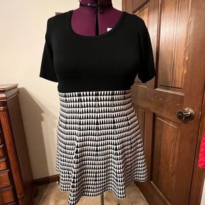 XL knit geometric black and white knee-length dress